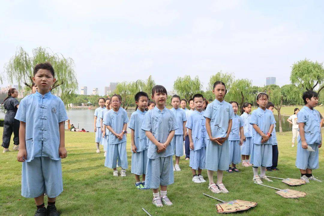 与经典同行国学传承中涵养家国情怀（传播国学文化促进精神文明)