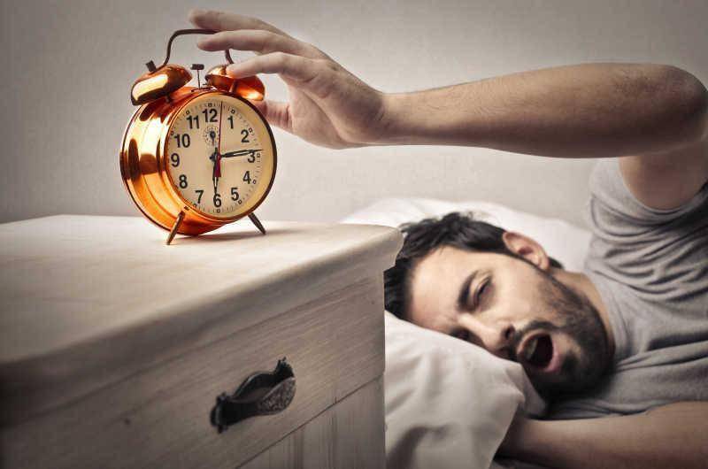 60岁后,最佳睡眠时间应是多久?_问题_危害_身体