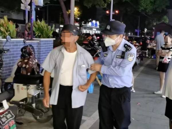 青溪老街迎来客流高峰，警方守护假期平安