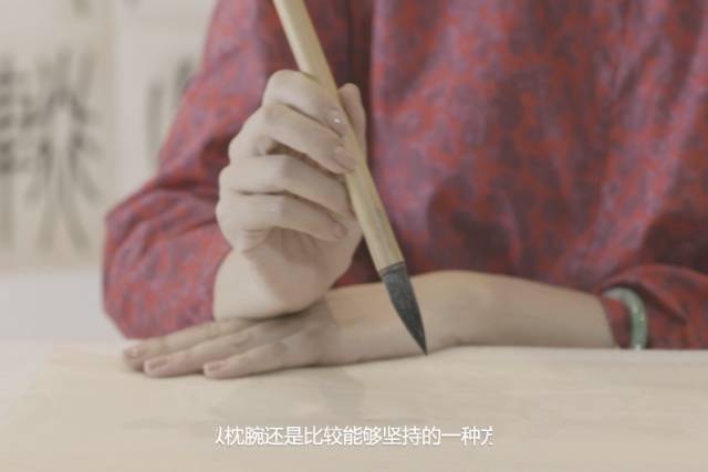 关于悬腕,在最开始练习的时候可以悬肘,悬腕,在写比