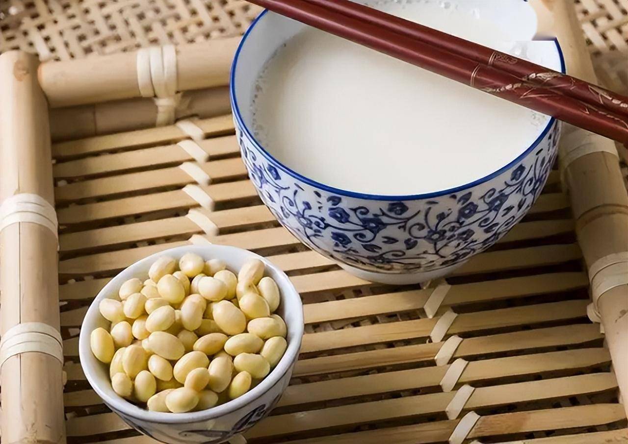 胃病不能喝豆浆？提醒：想养胃，牢记以下6种食物，胃痛或会缓解