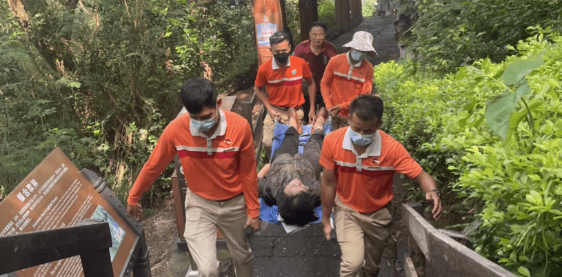 广西北海：游客爬山突发疾病，景区工作人员暖心施救