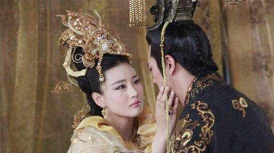 当梁王萧衍攻破皇宫后,萧宝卷和潘妃竟然还在床上嬉闹.