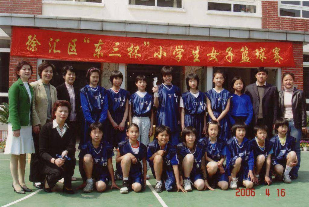 王思雨2001年正式进入了徐汇区少体校篮球队,她也转学到了东三小学