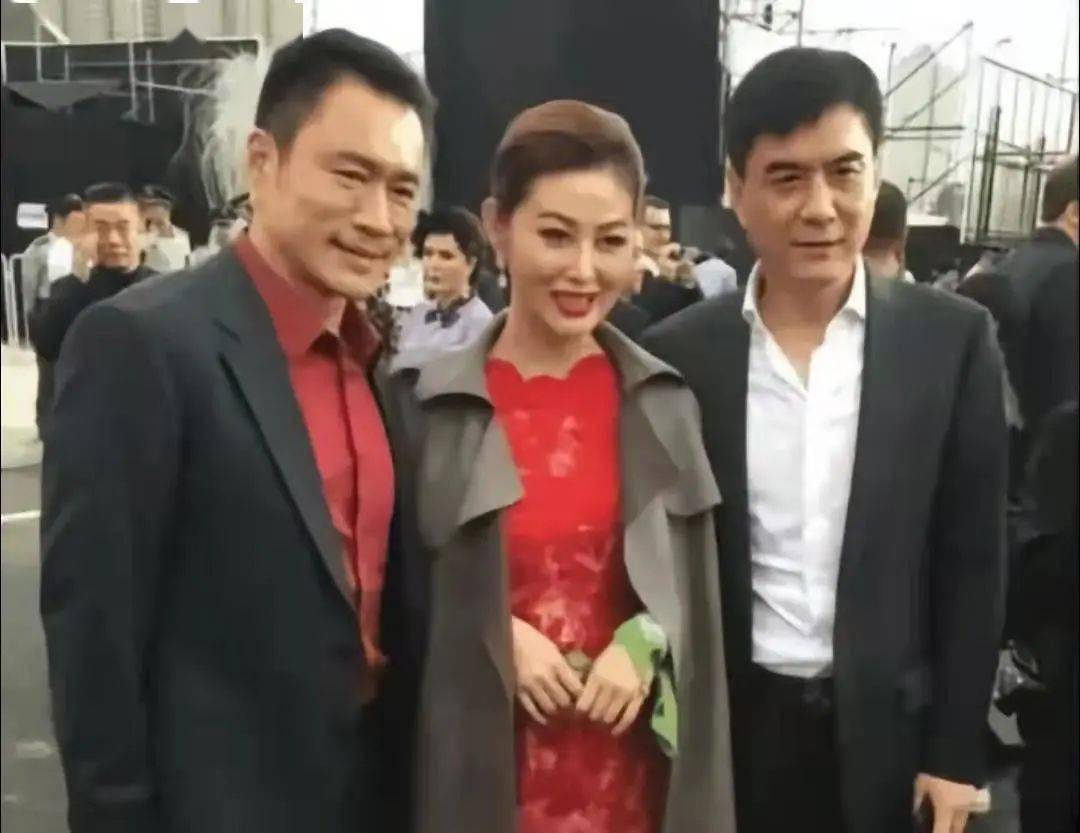 王思懿晒水浒传演员合影,就她变化最大认不出,一看