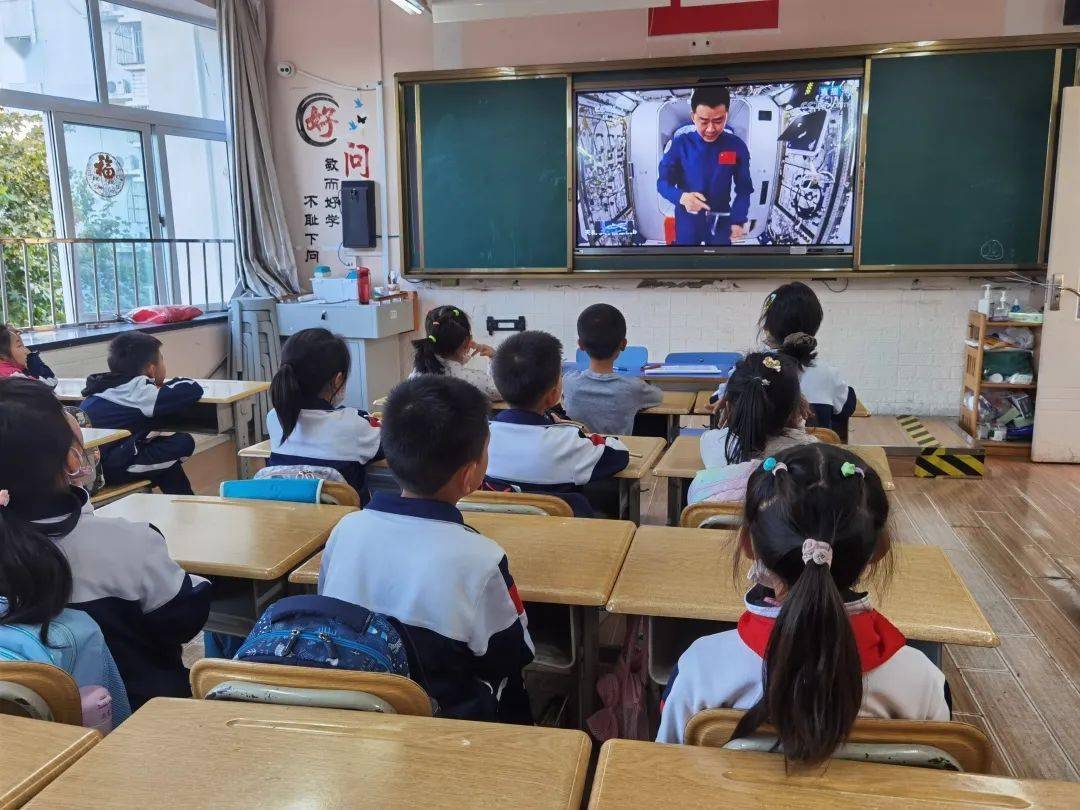 学生们边听讲边操作,体验太空和地面实验的差异,感受科学的奥妙.