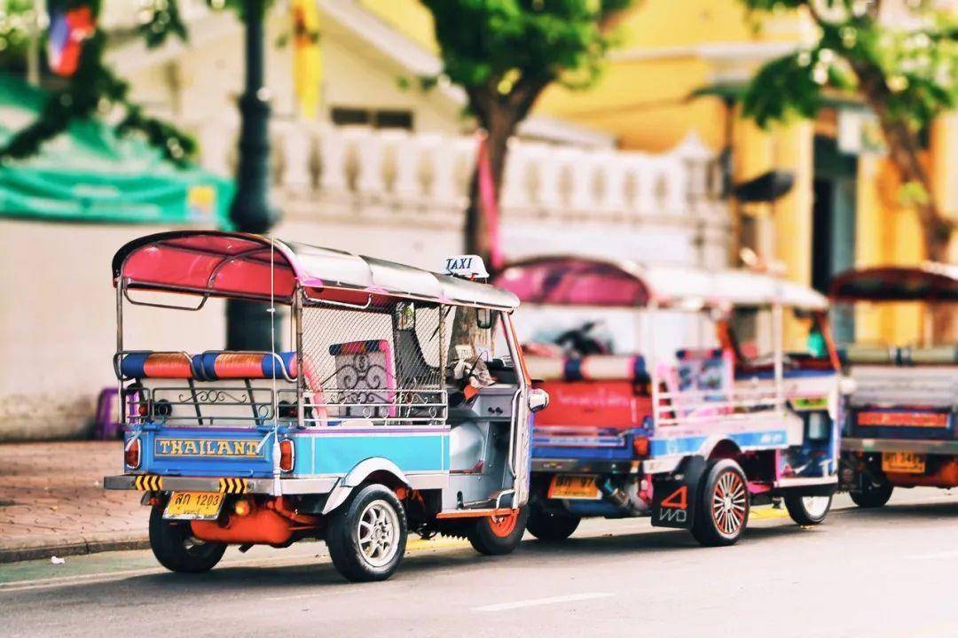 摩托车赢在轻巧便利,来体验一下特别的泰国交通,不过记住一定要讲价
