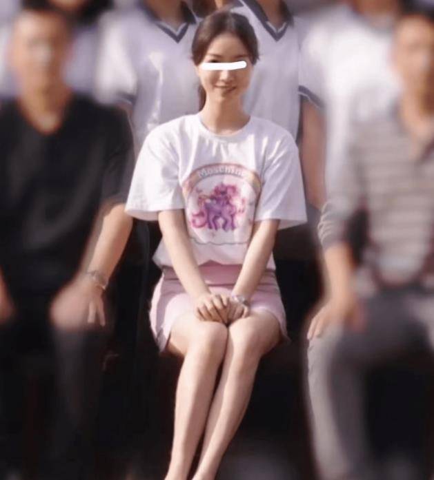 上海助孕在线（原创
            上海女教师“毕业照”被流出，颜值拉满了回头率，评论却酸溜溜的）