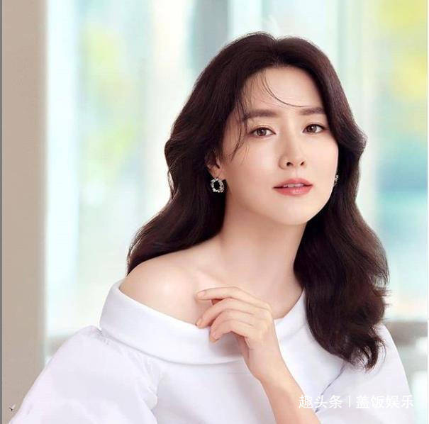 而这次李英爱突然晒出自己完全没有修饰的素颜照与以往的宛如少女状态