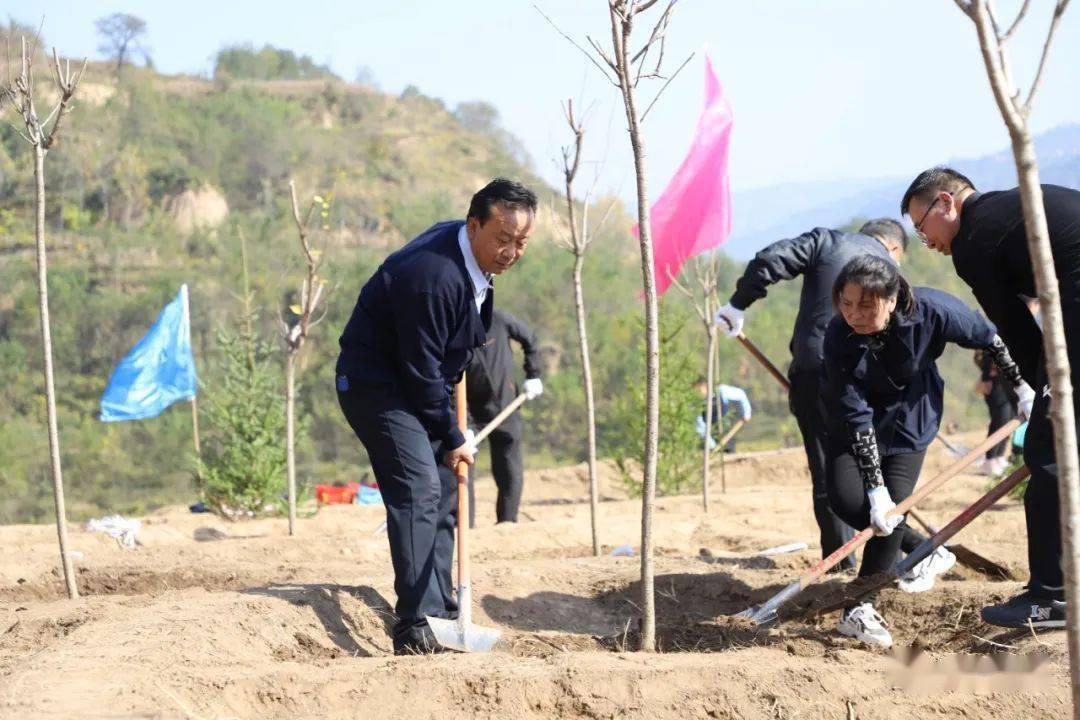 10月18日下午,县委书记王度林,县委副书记,县政府县长文斌,县人大