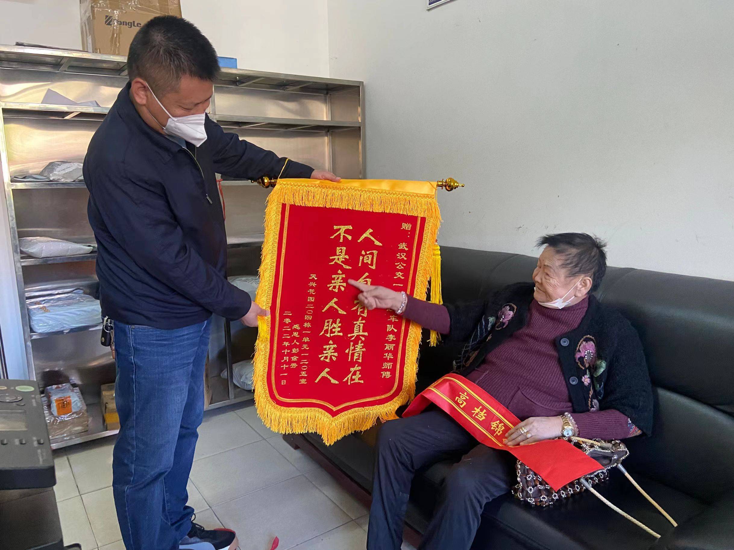 上海助孕电话（迟到7年的感谢！武汉公交司机掏1400元给乘客救急，后续来了）