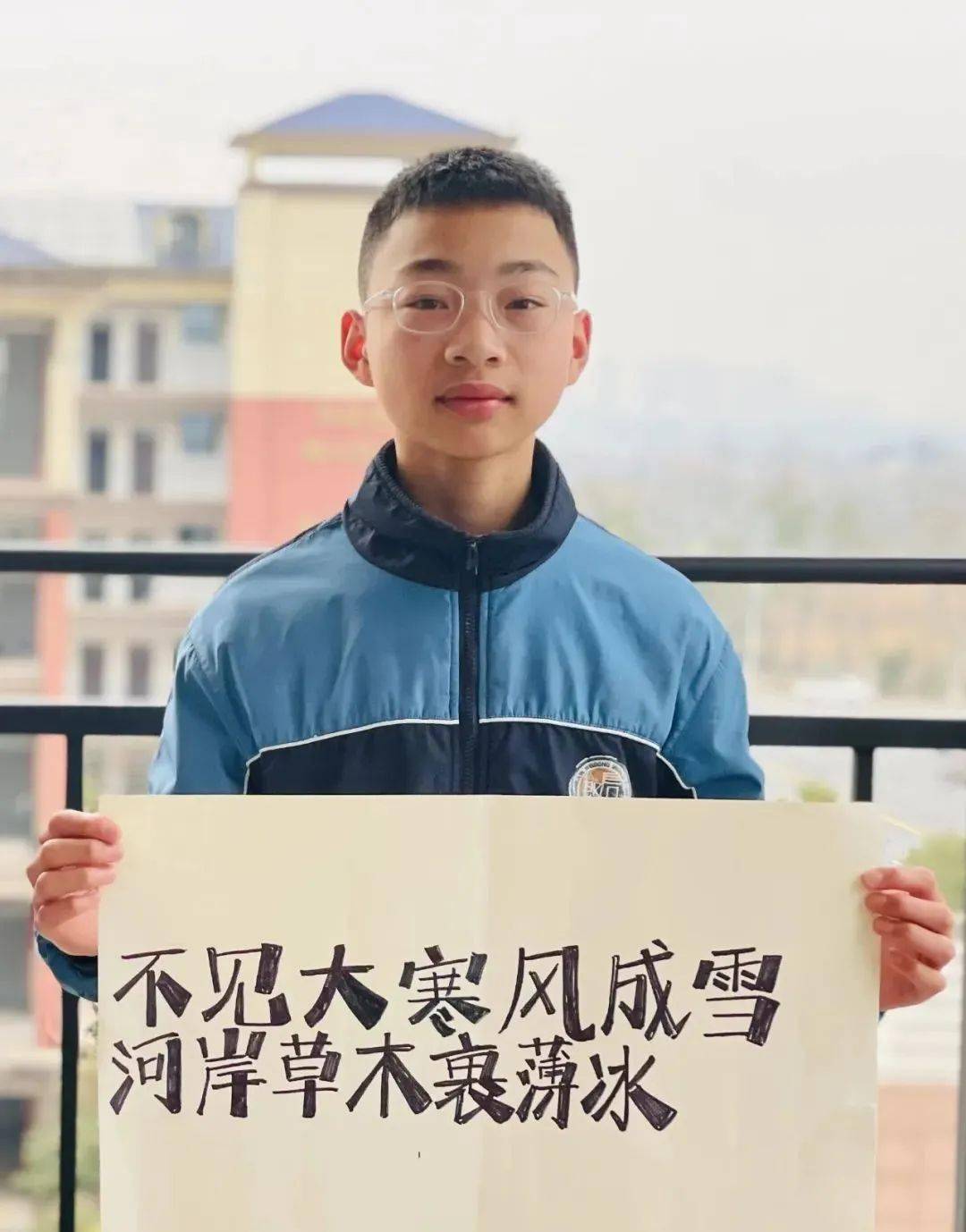 他设计的小报,科幻画曾多次获校奖.