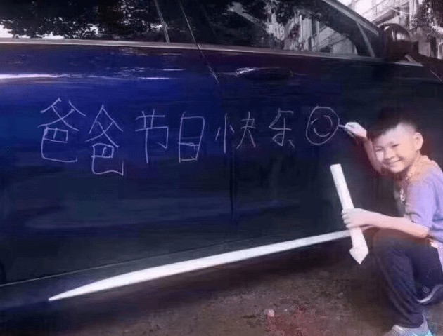 开心一刻:有一个女生打完饭后去打汤,她用瓢在锅里捞了十几分钟