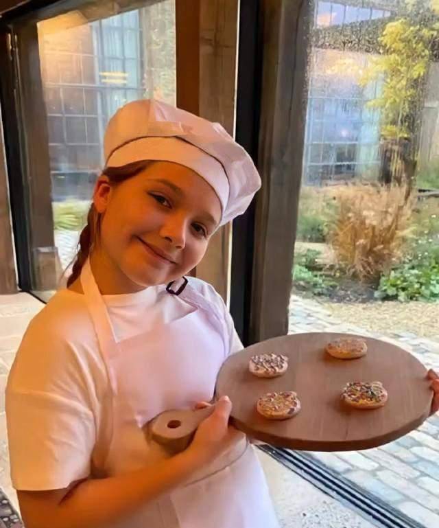 小七甜品师外型太调皮!穿围裙罩不住小肚腩,贝克汉姆甘愿当助手 小七甜品师外型太调皮!穿围裙罩不住小肚腩,贝克汉姆甘愿当助手