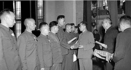 原创因为这个人毫不犹豫带了头1955年有7位中将自愿降为少将