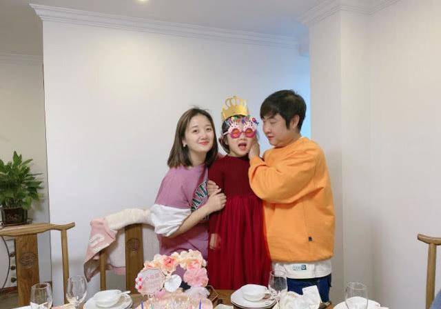 开云体育 开云官网“大保健男神”乔杉为女儿庆生一家四口同框垛姐越来越像爸爸(图3) 开云体育 开云官网“大保健男神”乔杉为女儿庆生一家四口同框垛姐越来越像爸爸(图3)