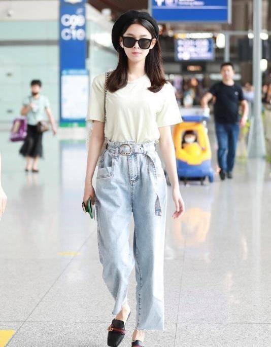 原创
  “阔腿裤”已经失宠了,今夏流行用这条裤子配T恤,显瘦又洋气 第7张 原创
  “阔腿裤”已经失宠了,今夏流行用这条裤子配T恤,显瘦又洋气 第7张