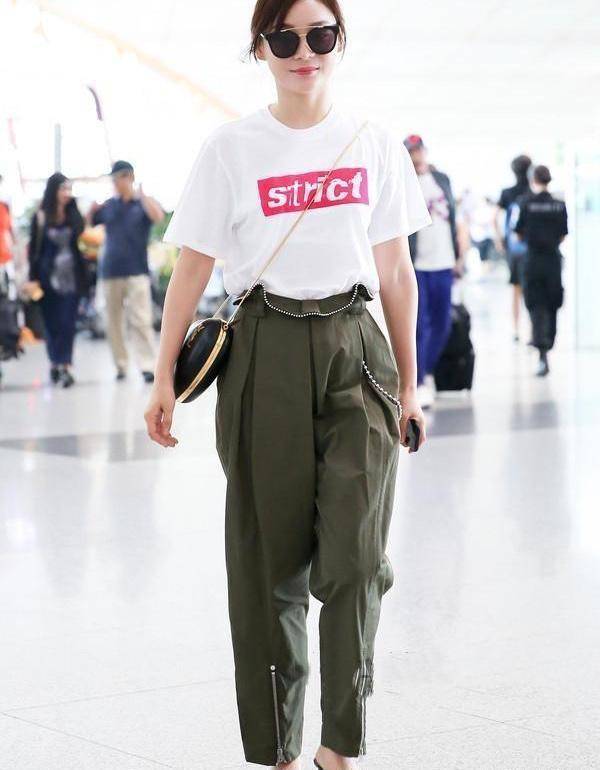 原创
  “阔腿裤”已经失宠了,今夏流行用这条裤子配T恤,显瘦又洋气 第4张 原创
  “阔腿裤”已经失宠了,今夏流行用这条裤子配T恤,显瘦又洋气 第4张