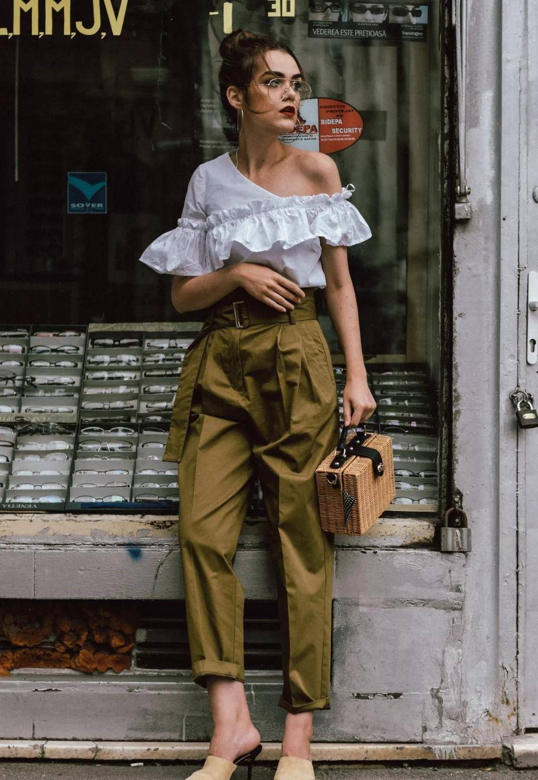 原创
  收起你的小黑裤!今年夏天的“裤王”是它,显瘦时髦还有气质 第8张 原创
  收起你的小黑裤!今年夏天的“裤王”是它,显瘦时髦还有气质 第8张