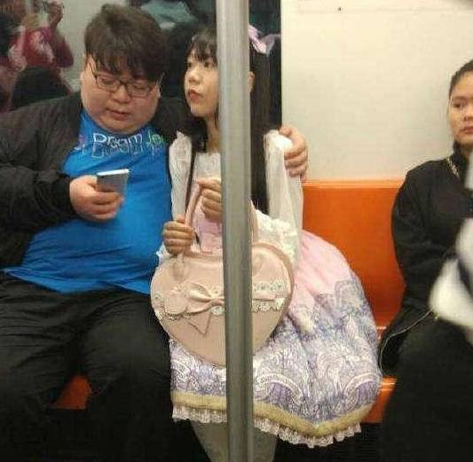 原创
搞笑图片笑话段子:所谓的旅游,不是为了看风景,而是为了……