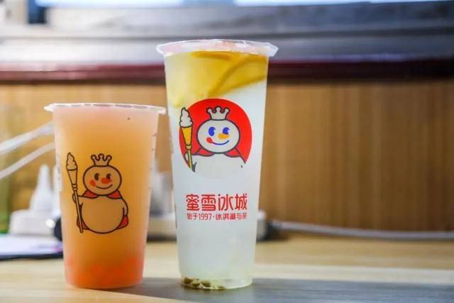 蜜雪冰城密封饮品被曝有虫子：店家称没关系 客