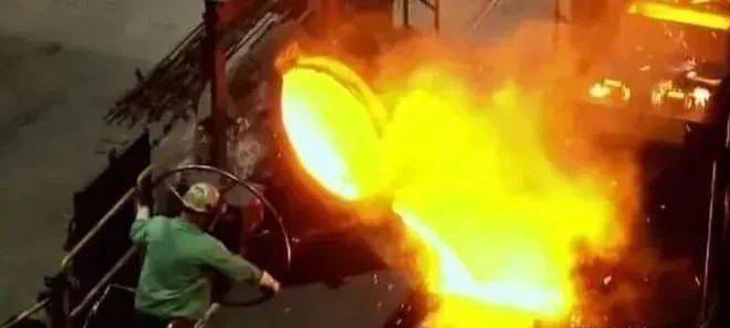 可怕！一工人跌入720℃熔炉，竟自己爬出，奇迹生还！
