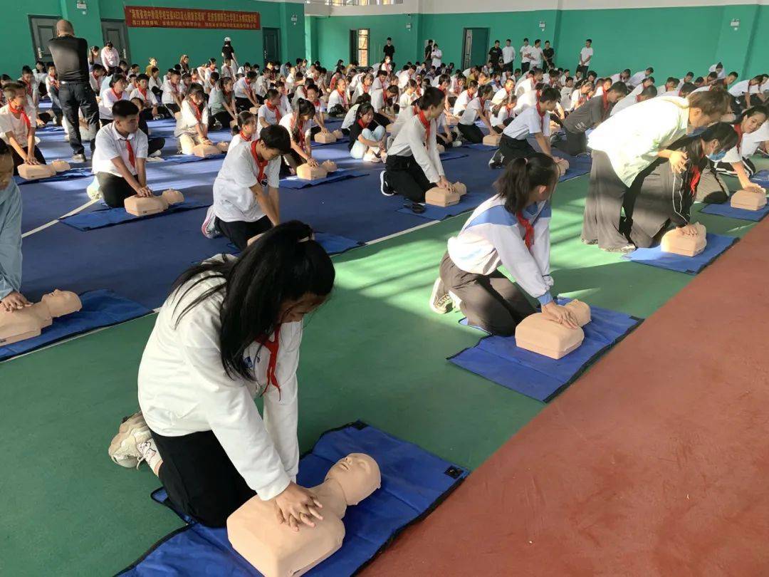 12岁学生晕倒离世，呼唤AED尽快实现校园全覆盖 | 新京报快评