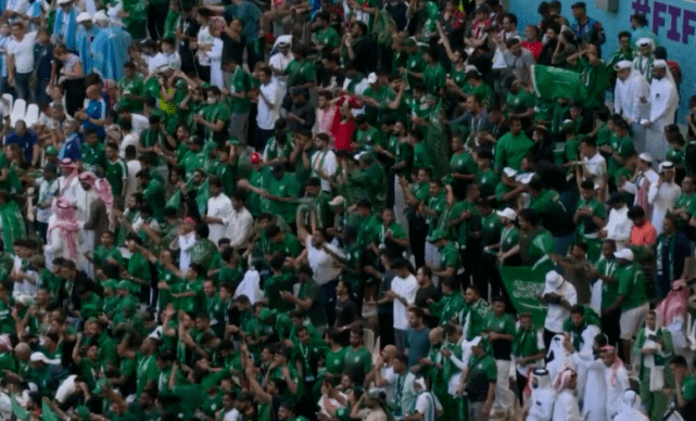 亚洲之光！沙特疯狂庆祝KO阿根廷：替补冲入场内，球迷喊到嘶哑