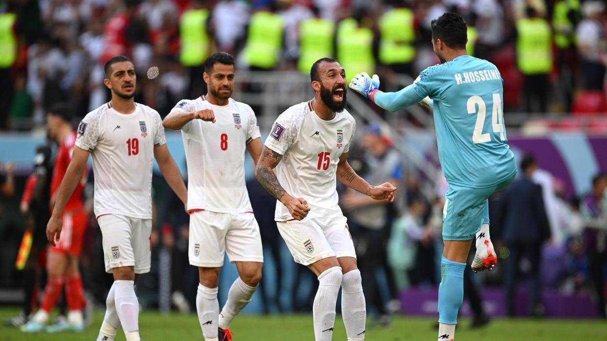 首张红牌，首场绝杀！伊朗补时2-0绝杀威尔士，亚洲正式超越南美