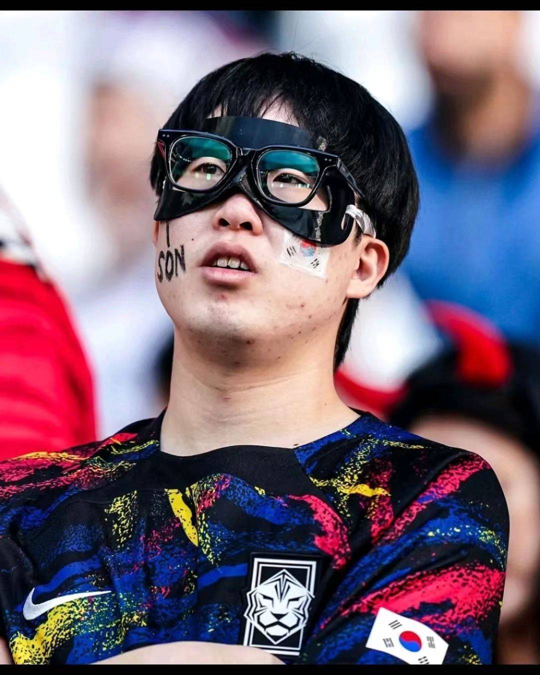 “亚洲一哥”孙兴慜戴蝙蝠侠面具，还有5位球员也是同款！