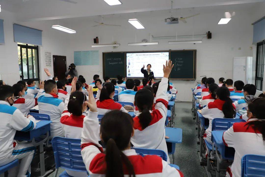 首先,物理学科栗已秋老师和英语学科夏梦圆老师展示了基于教学评一体