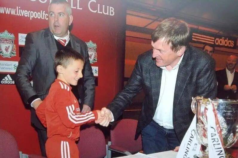 原创
            记住这个利物浦孩子史蒂芬-帕克，他是一个特别的男孩！ 利物浦小男孩小女孩球场图片