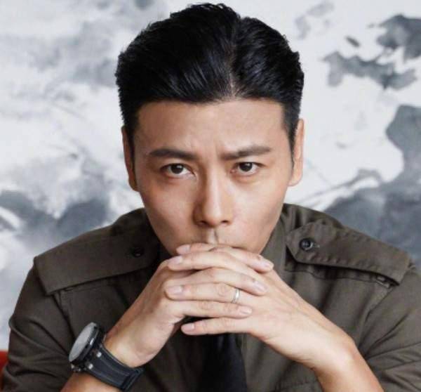 她小产了,第一个孩子在怀孕2个月后就停掉了胎心.