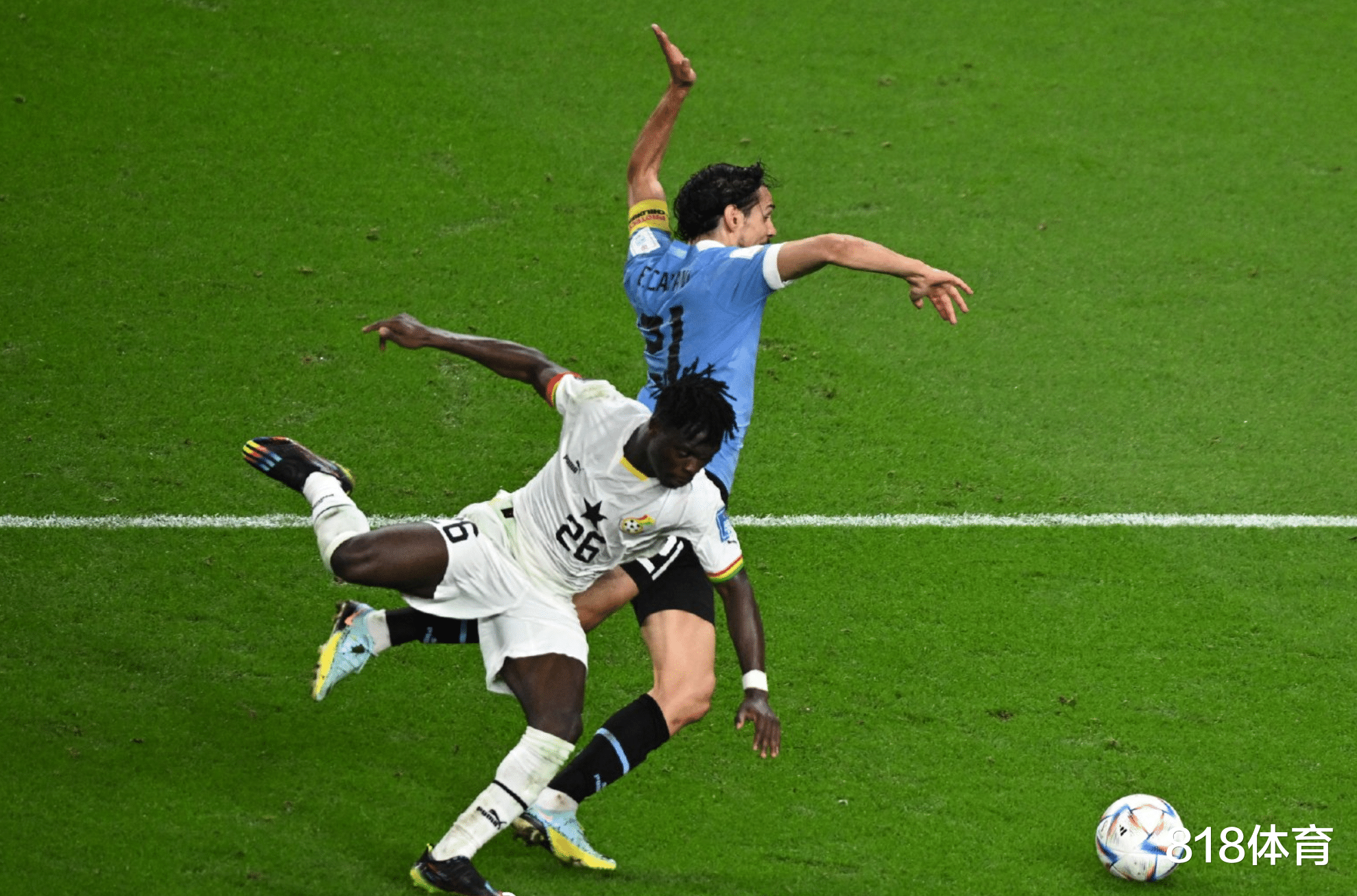 黑哨! 德国裁判补时拒判卡瓦尼出线点球, 乌拉圭队赛后围攻裁判讨说法