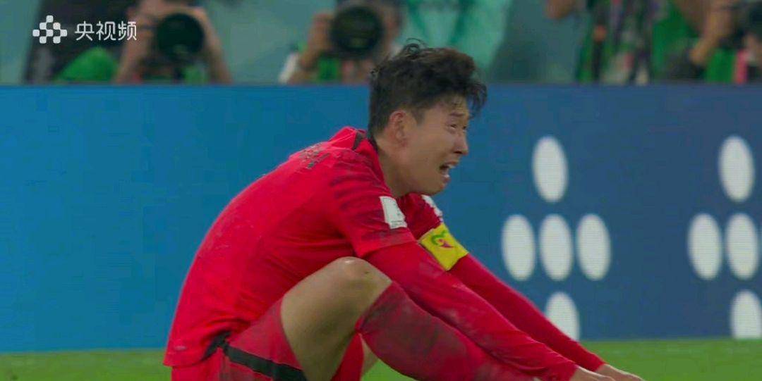 2-1！韩国击败葡萄牙晋级世界杯16强，孙兴慜赛后哭晕过去