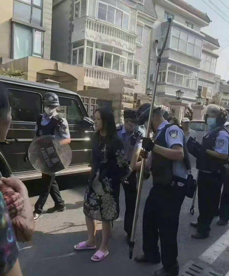 浙江杭州，39岁女子向母亲要钱买车被拒，持刀捅伤母亲、捅死叔叔