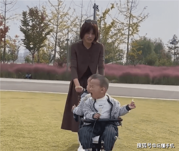女子头胎生龙凤胎，2胎又生双胞胎：众网友顶礼膜拜