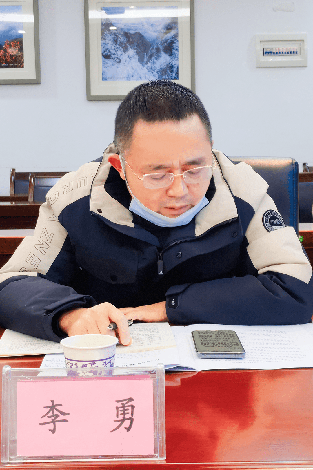 随后 邓辉、李梦林、邹鹏、范扬波等委员 以及台属代表李勇 先后围绕 坚持