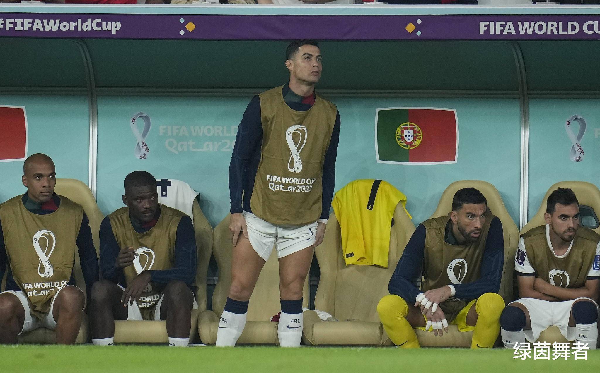 葡萄牙队被淘汰后，赌上一切的C罗哭得撒娇！
