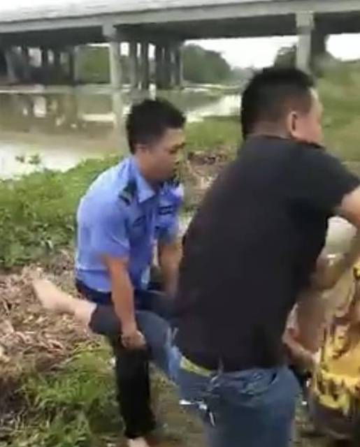 广西一女子因感情受挫跳江轻生,辅警奋力救人扭伤腰部_周炳昌_进行_江