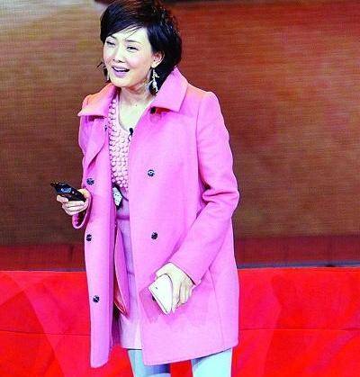 原创牛莉：舞台一件粉红色大衣拍卖3万2引争议？随他去，我还是牛莉