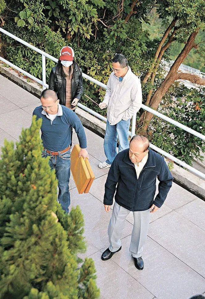 李泽钜王俪桥婚礼上的照片李思德好了,讲起八卦凰尚就刹不住车,下面