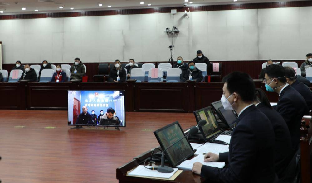 河南女子举报“父亲被打死”，2名被告人受审