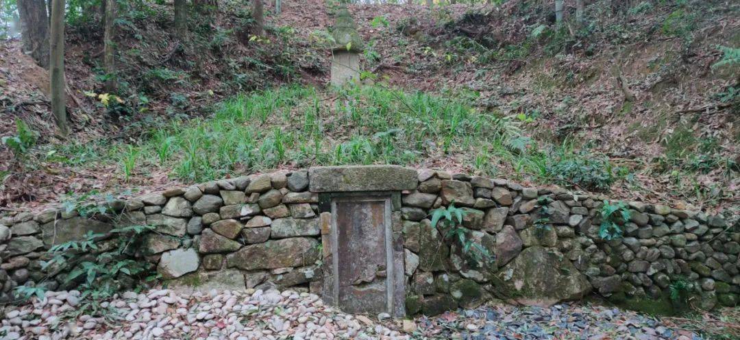 原天台县书法家协会主席孙新龙发现天台山高明寺山门外有一座"笔冢"