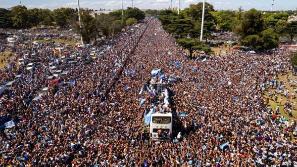 数百万球迷聚集首都，阿根廷队被迫提前结束夺冠巡游