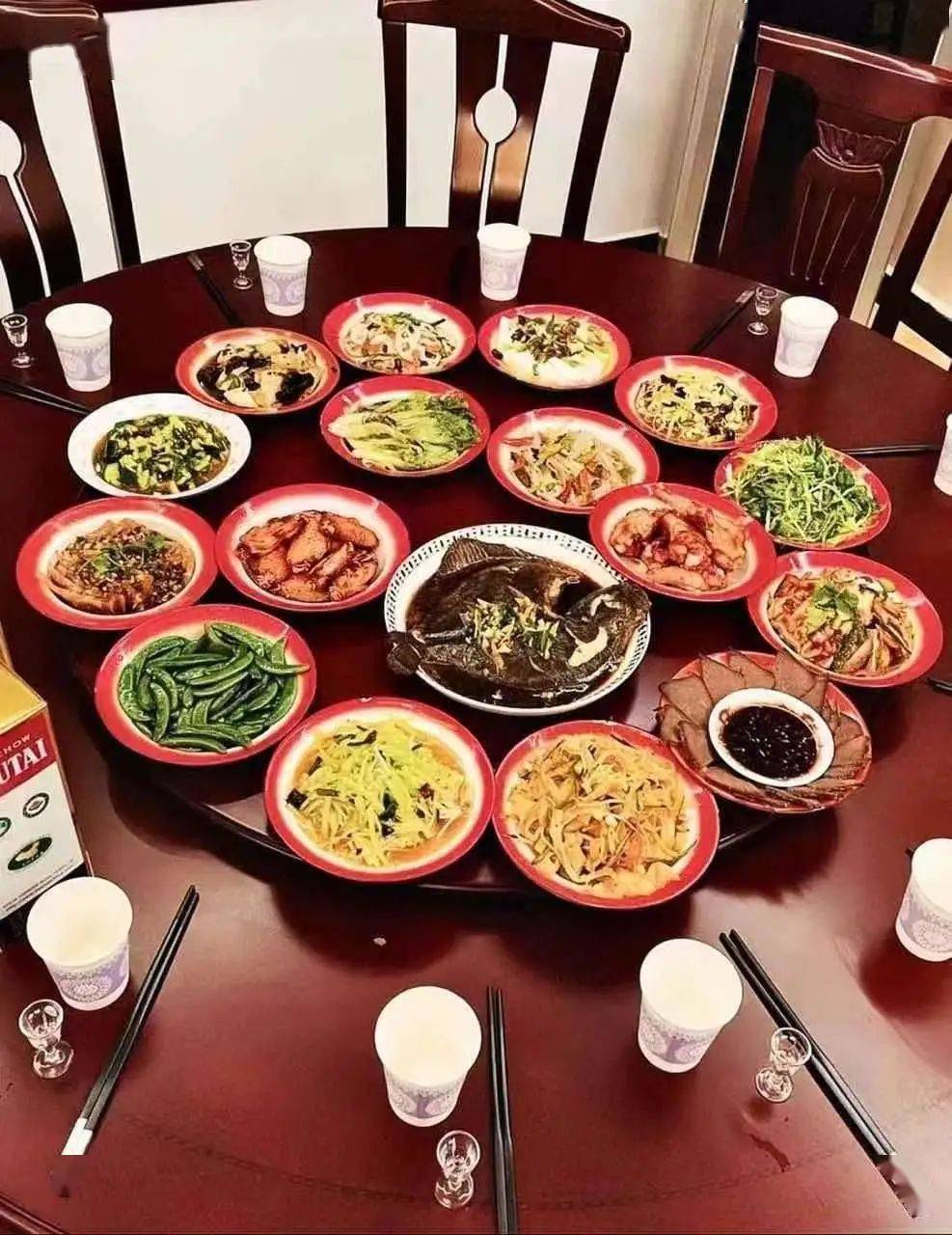 观千家年夜饭，乐万家合家欢。