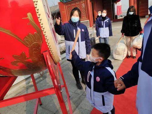 红包玩偶兔、敲响鸣志鼓、情景剧展演……胶州那几所小学开学首日仪式感拉满