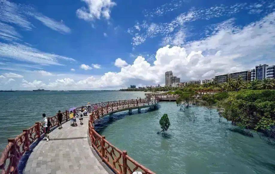 霞山观海长廊是著名的 “湛江八景”之一， 风情长廊与蔚蓝大海互相辉映