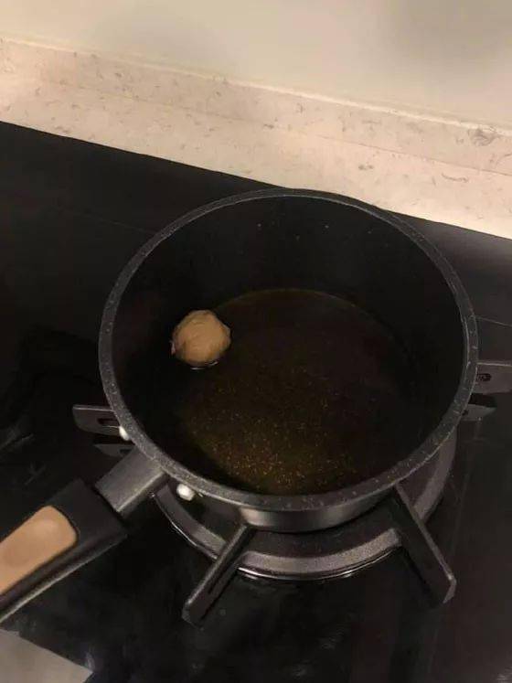 原标题：把贡丸汤拿去厨房要加热，结果一转眼，贡丸就剩一个了，哭了！
