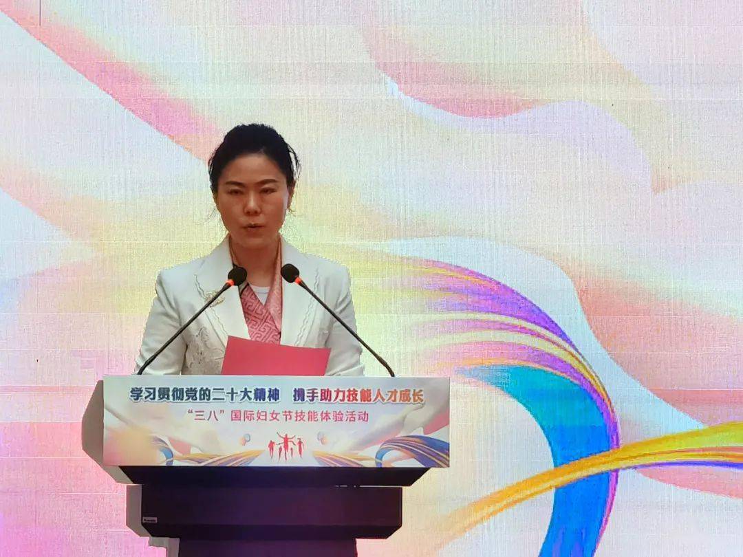 活动现场，世界技能大赛金牌选手聂凤、王佩面对面作精彩分享，全体干部